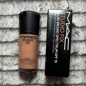 MAC Cosmetics Studio Fix Fluid Foundation SPF 15 - NW22